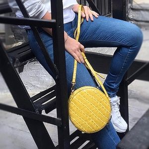 UN Billion Ayumi Round Croco Crossbody Yellow